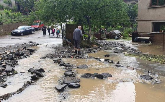 Берковица обяви бедствено положение. Порой отнесе коли, улици и тротоари