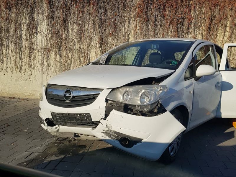 Кола прелетя и падна в паркинга на хипермаркет във Варна