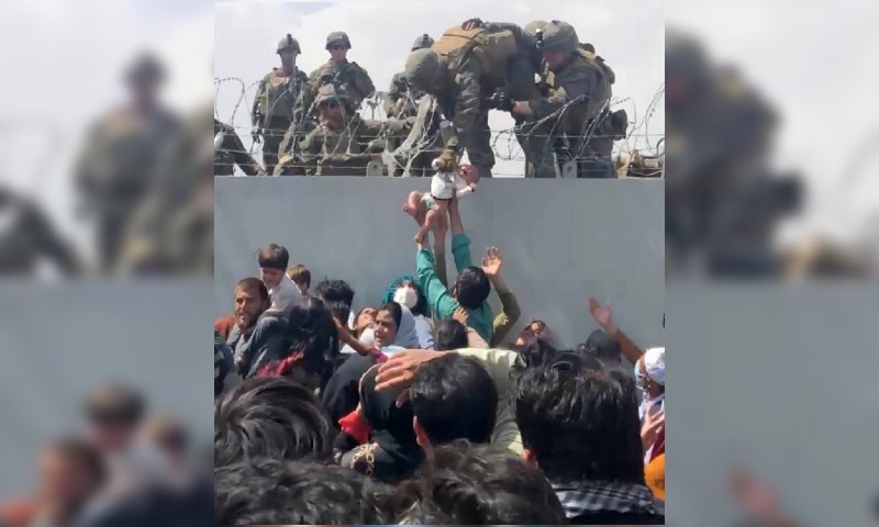 Издирват бебе, предадено на американски войник на летището в Кабул