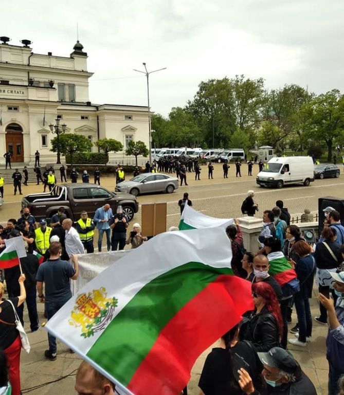 Протест с арестуван пред парламента