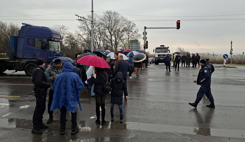 Около 50 протестиращи се опитаха да блокират пътя за Меден рудник