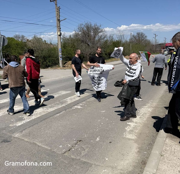Недоволни затвориха за часове пътя Карнобат - Лозарево