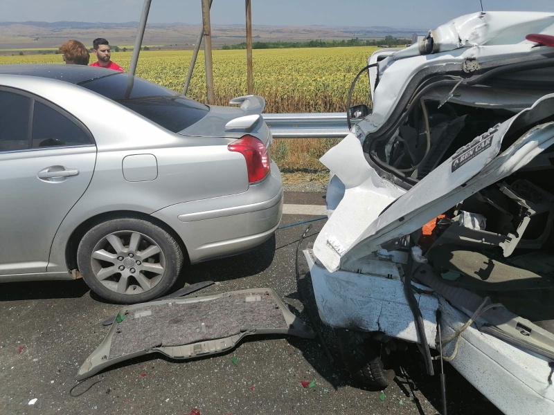 Две коли и автобус се блъснаха на пътя Бургас – Ветрен
