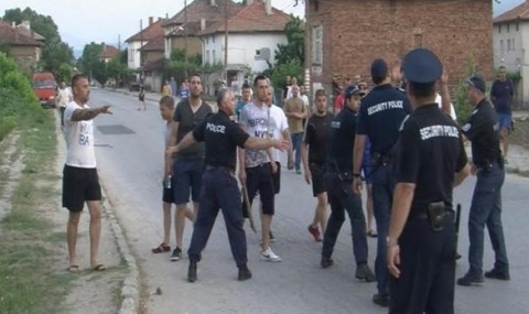 Паднаха първите незаконни къщи в Гърмен