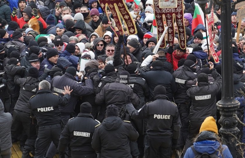 Напрежение пред парламента