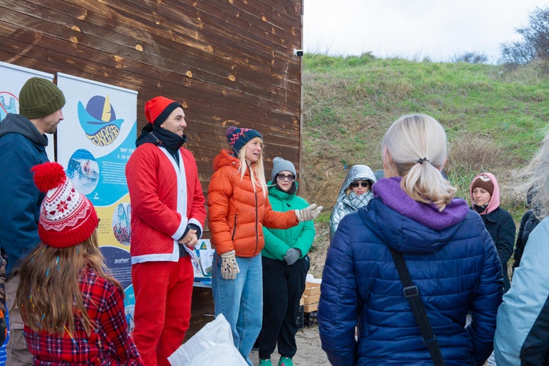 Доброволци с коледно почистване на плажа в Ахтопол 