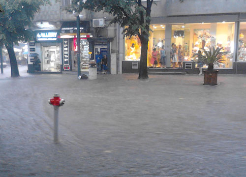 70 сигнала за наводнени улици и дворове в Общината за последните 24 часа