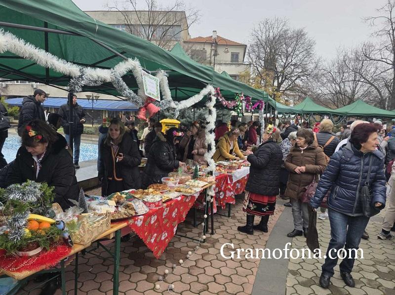 Вкусна храна и много настроение на традиционния кулинарен базар в Карнобат 