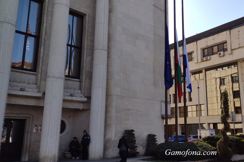 Община Бургас свали флаговете наполовина в знак на съпричастност към Турция и Сирия