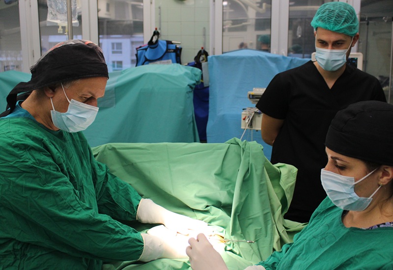 Съдови хирурзи от УМБАЛ Бургас върнаха на млада жена надеждата за майчинство