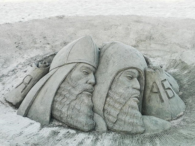 Кирил и Методий на плажа в Бургас