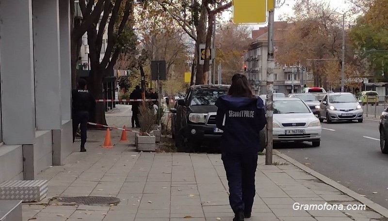 Кървав екшън с нож в центъра на Бургас, лекари се борят за живота на пострадал