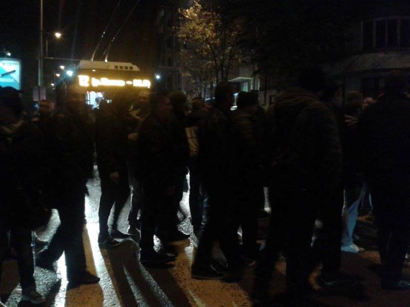 Бургаски полицаи си спретнаха приятелска разходка на пешеходна пътека