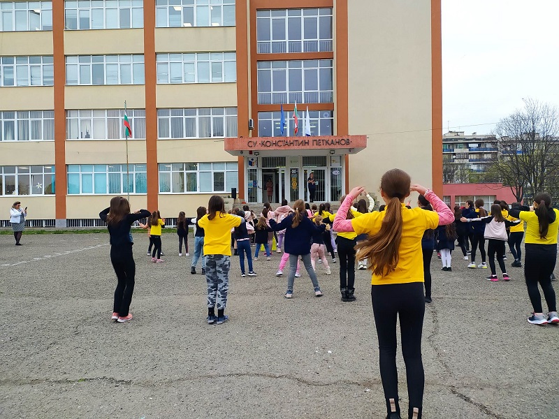 Със зумба танци започват часовете в СУ „Константин Петканов“
