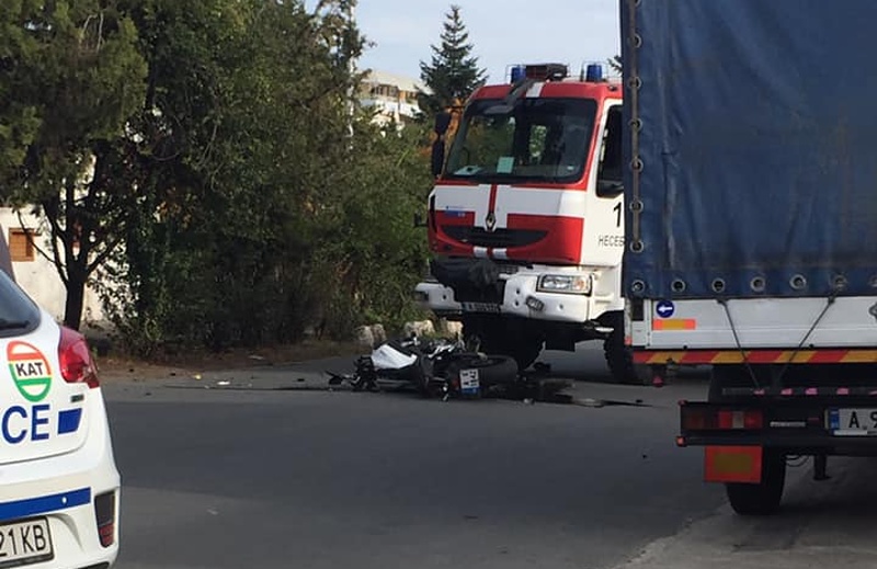 Пожарна се сблъска с мотоциклет в Слънчев бряг, помориец загина