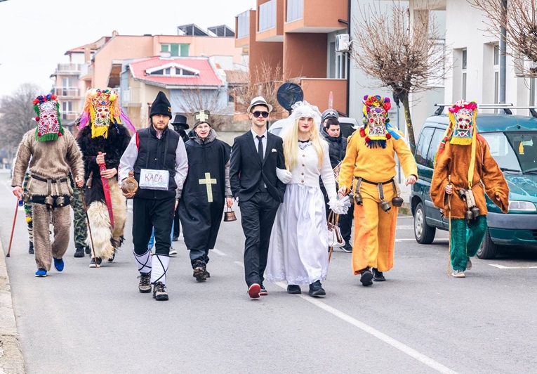 Пъстри кукери по улиците на Китен