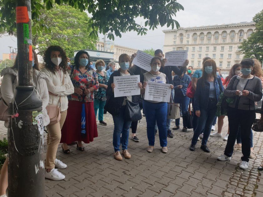 Протест пред здравното министерство заради пенсионирането на проф. Кантарджиев