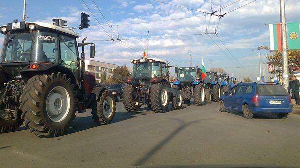 Трактори и комбайни ще блокират бензиностанции в Бургаско