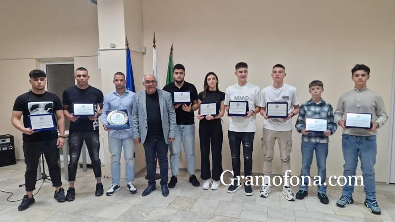 Карнобат отличи най-добрите си спортисти за годината (снимки)