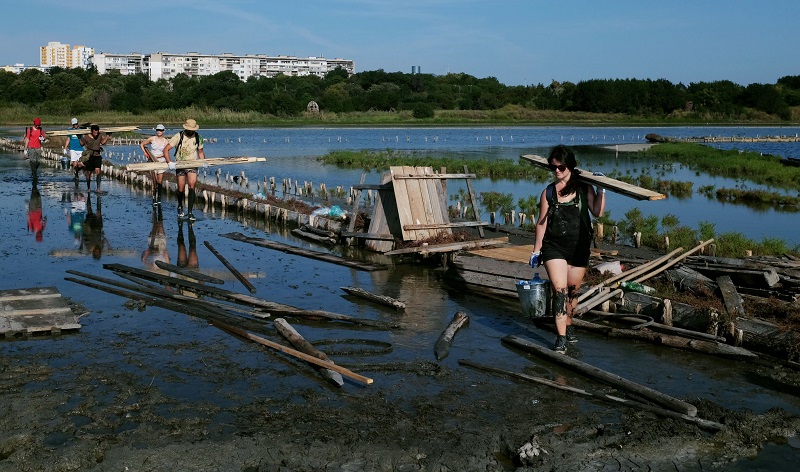 Седем дни 70 доброволци ремонтираха домовете на птиците в Атанасовско езеро