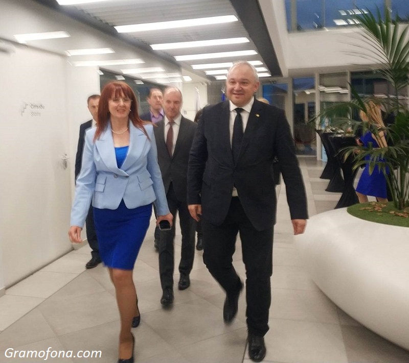 Министър Демерджиев съжалява, че не е бургазлия