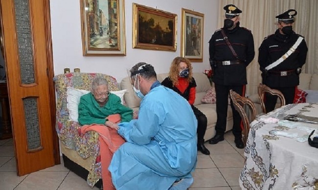 107-годишната баба Джузепина се ваксинира в Италия
