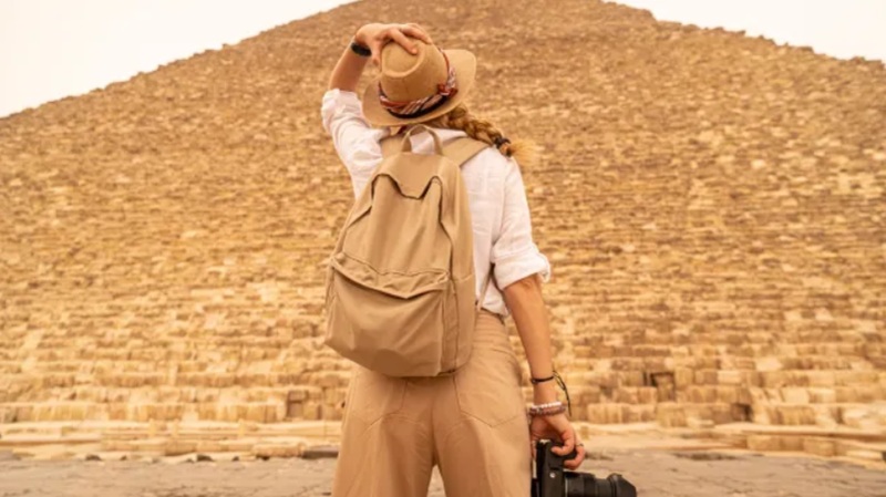 Голи снимки на фона на пирамидите в Египет – трима туристи са арестувани