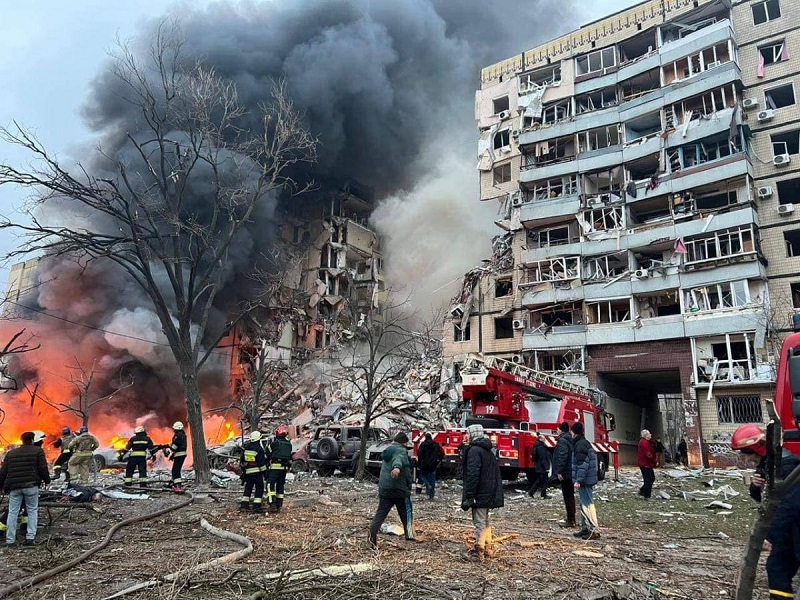 Русия бомбардира украински градове, ракета разруши жилищен блок в Днепър
