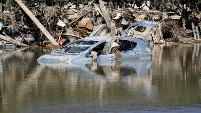 100 вече са жертвите на наводненията в Япония
