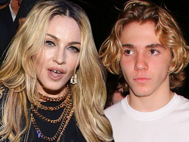 Синът на Мадона сключи първия си договор като модел