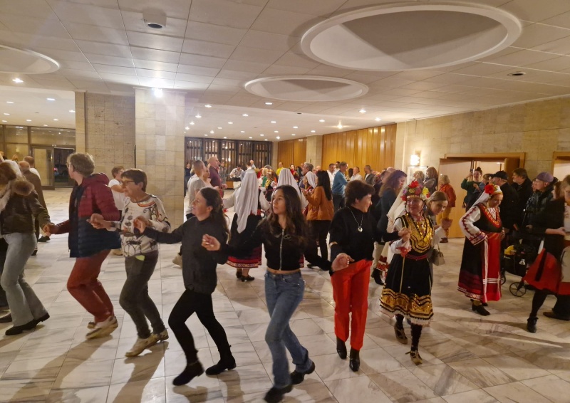 Ансамбъл „Царево“ и хор от Ахтопол накараха германци да играят хоро в Берлин