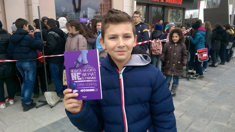 Борба за книга на блогър в Бургас