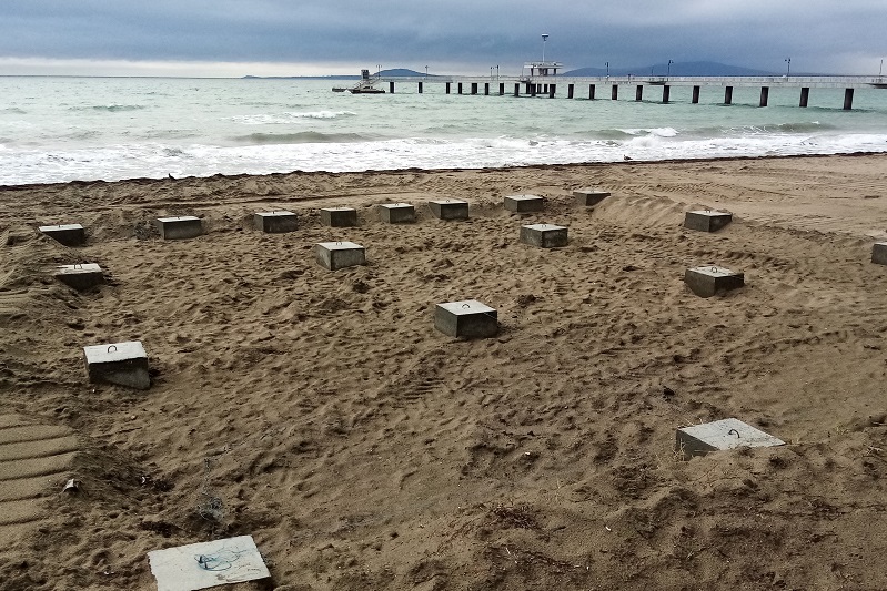 Общински съветници от БСП с питане за бетонни елементи на плажа в Бургас