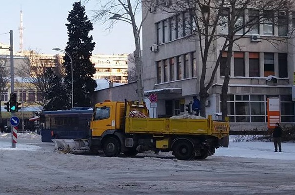 Автобус закъса на Новата поща, пътници го бутаха