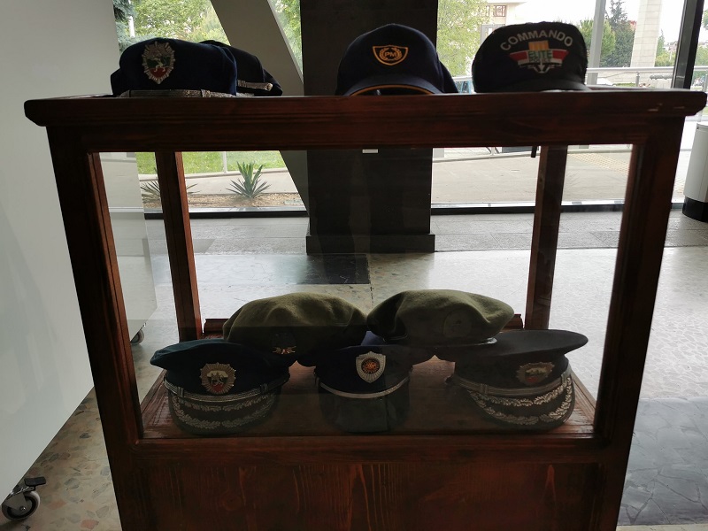 Полицейски шапки и униформи показват на изложба в Бургас
