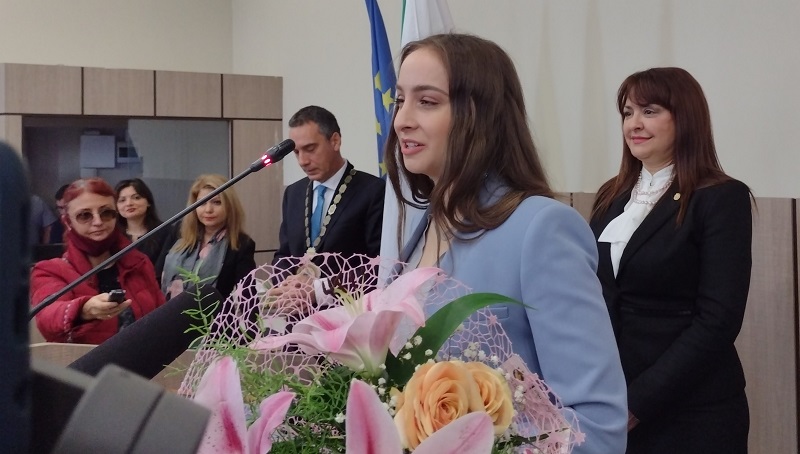 Очарователната Стефани Кирякова: Благодарна съм, че толкова млада станах почетен гражданин на моя роден град