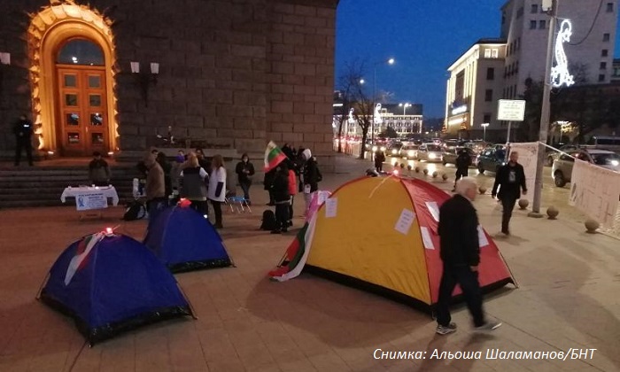 Медици опънаха палатки под прозорците на Борисов