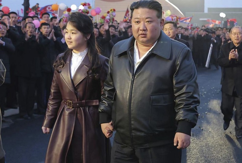 Пропагандна песен за Ким Чен Ун е мега хит в TikTok (ВИДЕО)