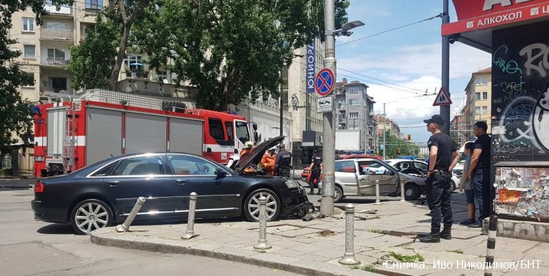 Тежка катастрофа в София, рязаха кола, за да извадят шофьора