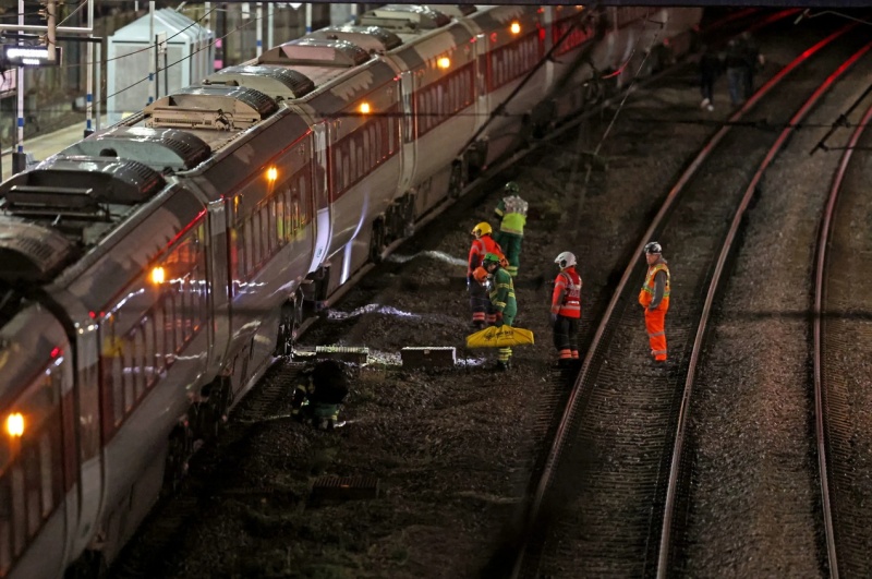Девет души са тежко ранени след масово кръвопролитие в британски влак