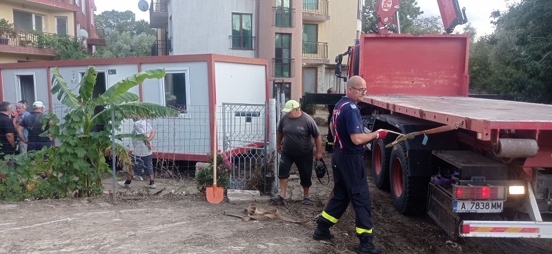 Полиция следи за мародери след потопа в Царево, МВР прати 16 екипа да помагат след бедствието