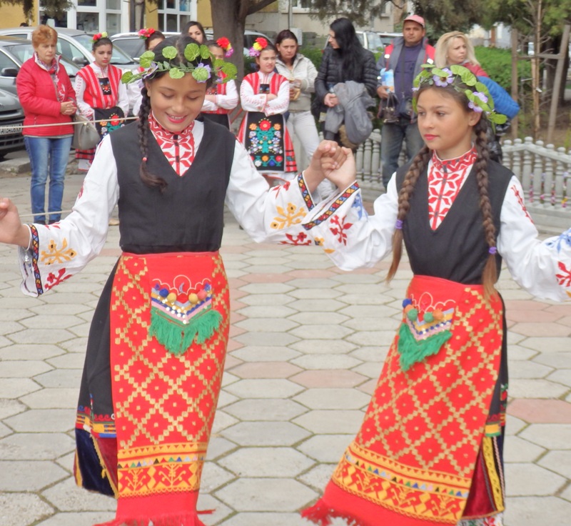 Над 200 лазарки на Цветница в Камено