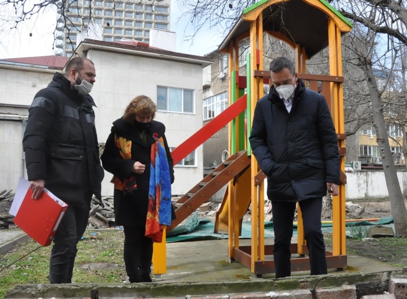 Обновяват площадките на десет детски градини