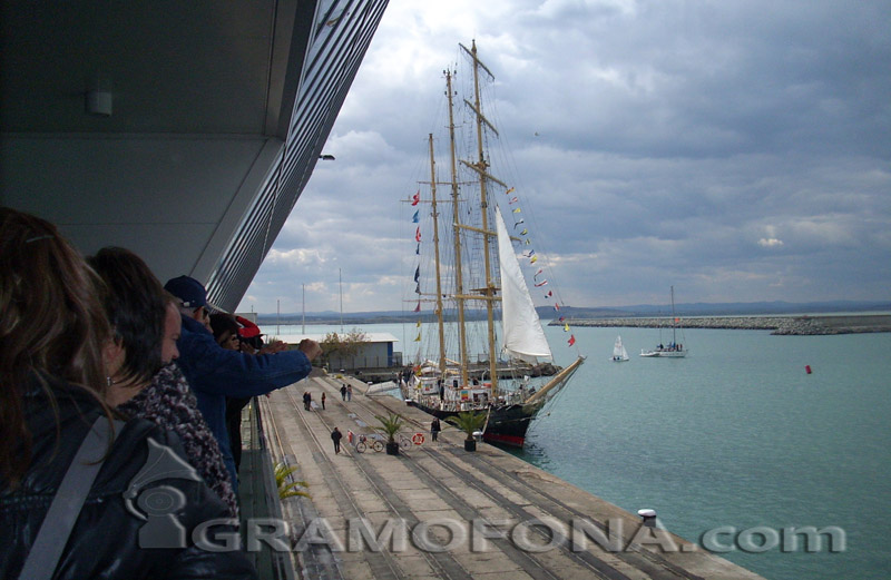 "симБиотично" акостира на Морската гара в Бургас