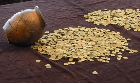Удариха иманярската мафия: Иззеха чували с монети за милиони