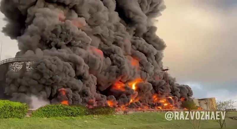 Пожар в нефтена база в Севастопол, Москва твърди, че е заради удар с дрон