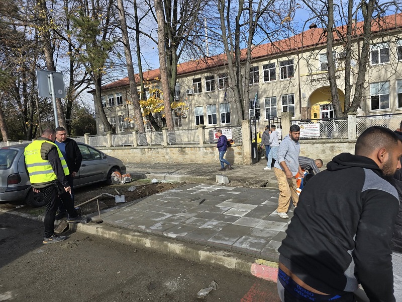 Легнали полицаи, нов тротоар и парапет поставят пред СУ „Христо Ботев“ в Сунгурларе