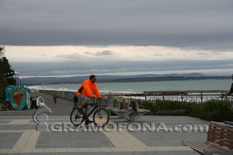 Облачно и дъждовно време до четвъртък