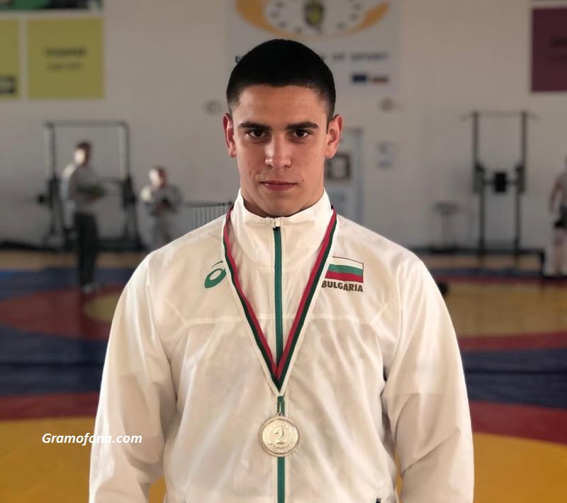 Бургаският борец Мартин Димитров е състезател № 1 на Спортното училище