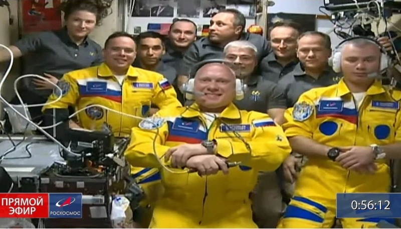 Руските космонавти пристигнаха на МКС в костюми с цветовете на Украйна